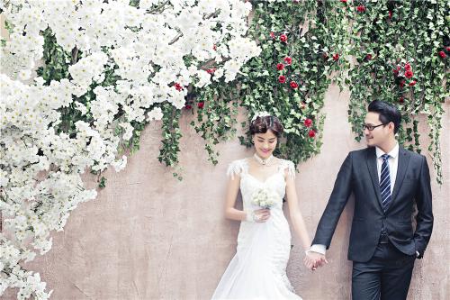婚礼时新娘应该怎么穿-都江堰婚纱摄影